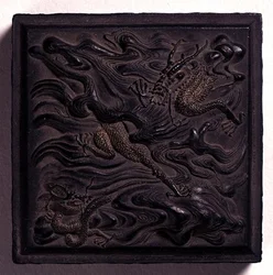 Tintenblock in Siegelform mit einem gewölbten Knopf, der dramatisch mit zwei Drachen unter Wellen modelliert ist, zugeschrieben Wang Wei-kao, Qing-Dynastie, Hui-chou, Anhui